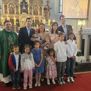 Krštenje petog djeteta obitelji Jurin u Župi sv. Anastazije u Samoboru